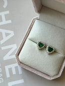 Brinco Coraçãozinho com Zircônia Verde Esmeralda e Cristal em Prata 925