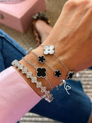 Pulseira com Cinco Flores Black em Prata 925 Banho de Ródio Branco