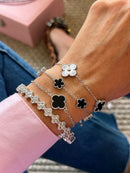 Pulseira com Cinco Flores Black em Prata 925 Banho de Ródio Branco